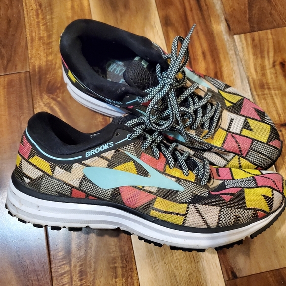 Brooks size 8 1/2. Multi color shoe(box 1) - Picture 4 of 4